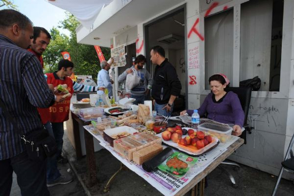Gezi Parkında yiyecek duvarı