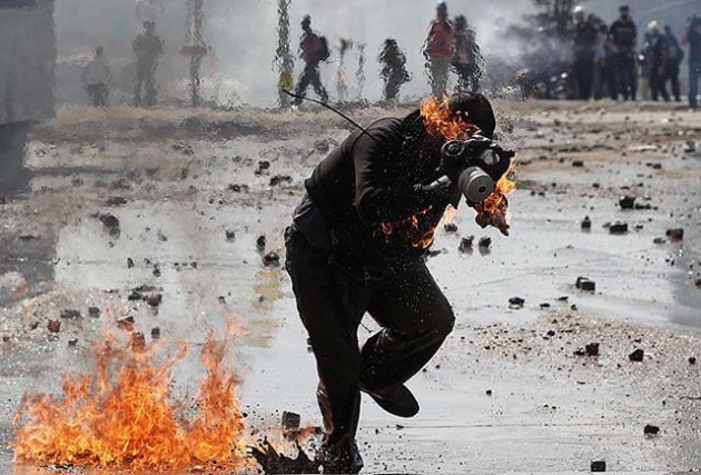 Molotoflu eylemciler kendilerini yaktı!