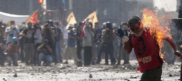 Molotoflu eylemciler kendilerini yaktı!