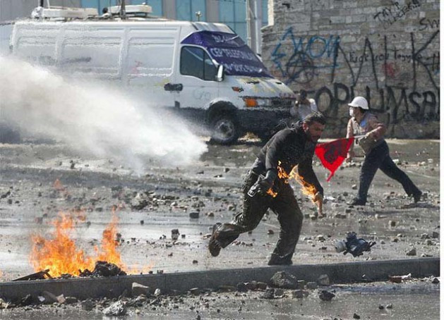 Molotoflu eylemciler kendilerini yaktı!