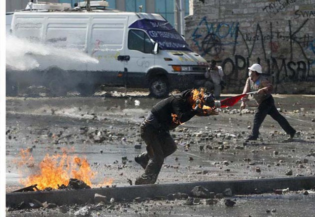 Molotoflu eylemciler kendilerini yaktı!