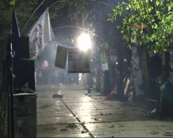 Polis, Gezi Parkı girişindeki çadırları yıktı