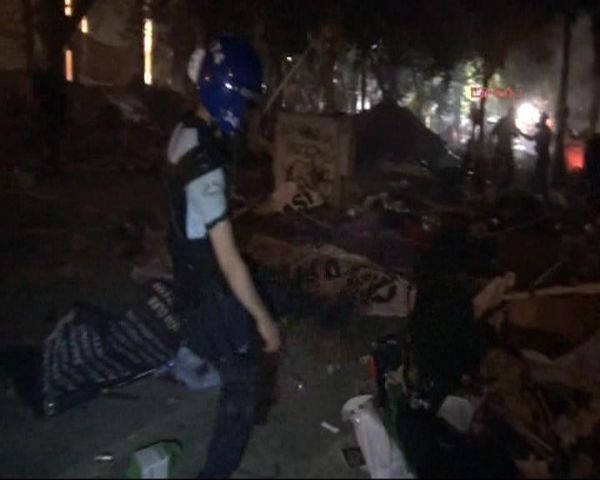 Polis, Gezi Parkı girişindeki çadırları yıktı