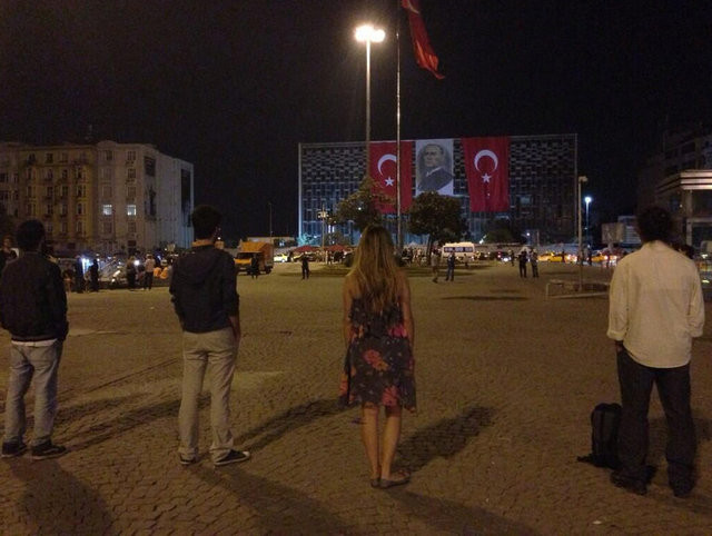 Yeni fenomen Taksimdeki Duran Adam