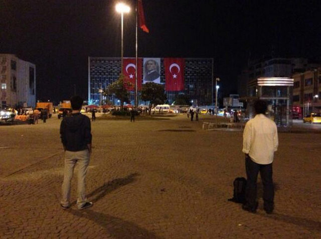 Yeni fenomen Taksimdeki Duran Adam