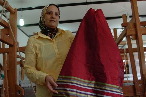 Evini ipekböceğine açtı, çadırda yaşıyor