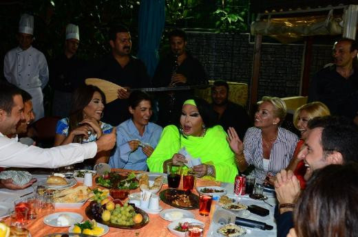 Bülent Ersoy para dağıttı!