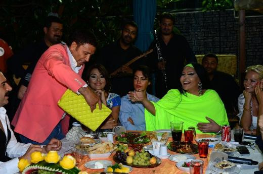 Bülent Ersoy para dağıttı!
