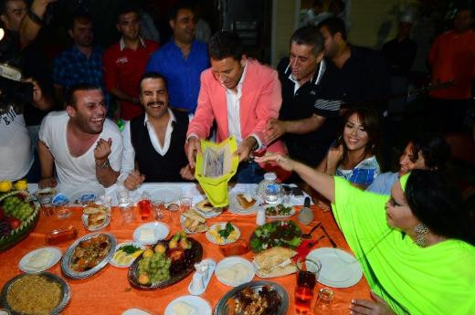 Bülent Ersoy para dağıttı!