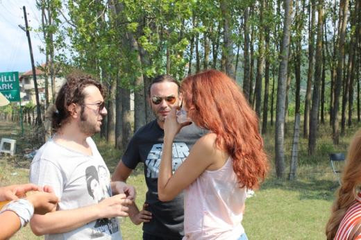 Azra akın film setinde