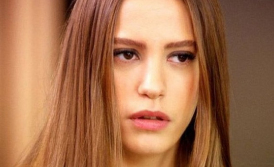 Serenay Sarıkaya bomba gibi dönüyor