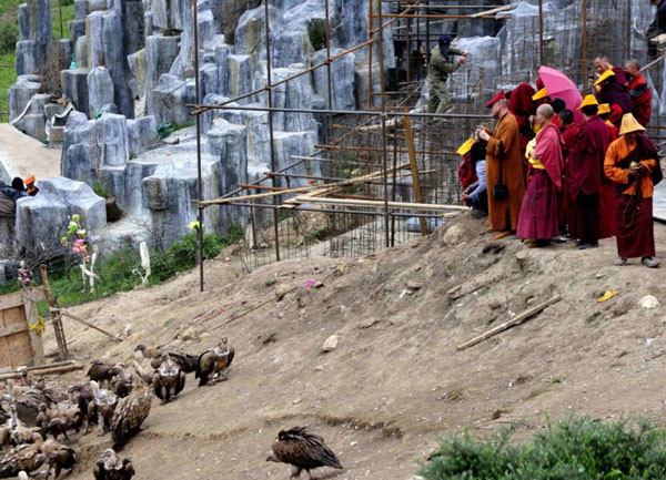 Ölülerini akbabalara yediriyorlar