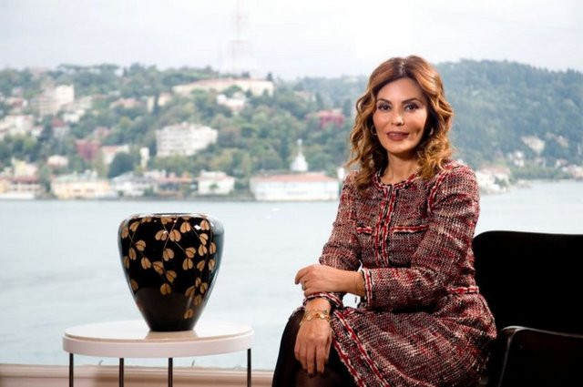Başka bir kadın daha var!