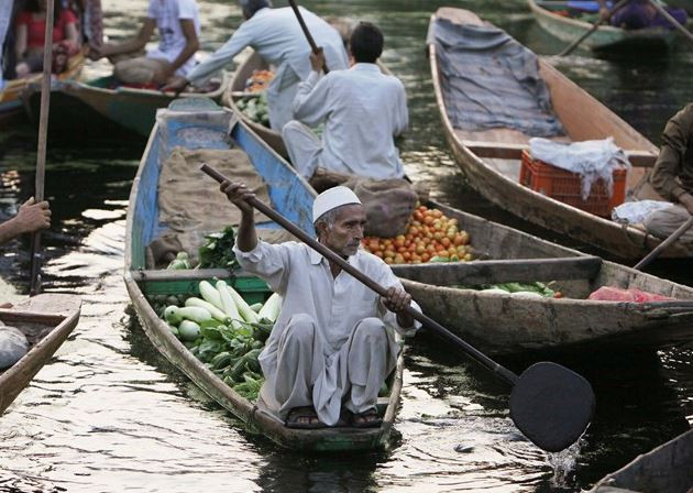 Bu pazar göl üzerinde kuruluyor