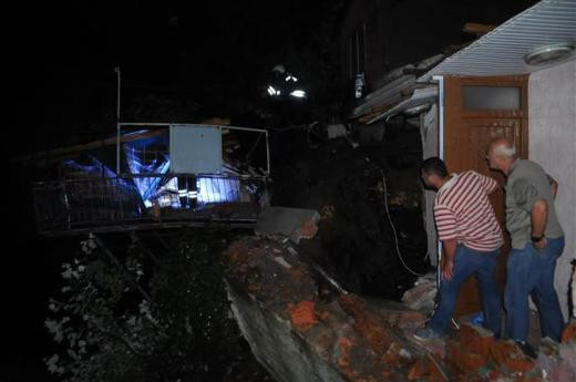 Yıldırım asırlık ağacı devirdi