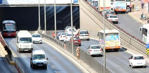 Yol ortasında soyunan kadın trafiği karıştırdı