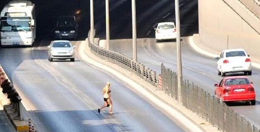 Yol ortasında soyunan kadın trafiği karıştırdı