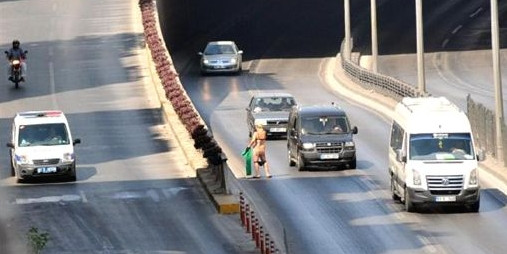 Yol ortasında soyunan kadın trafiği karıştırdı