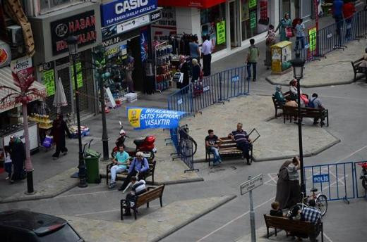 Seyyar satıcılara karşı çelik barikat