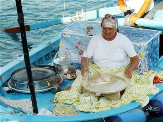 Mavi turdaki yatlara gözleme satıyor