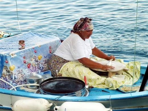Mavi turdaki yatlara gözleme satıyor
