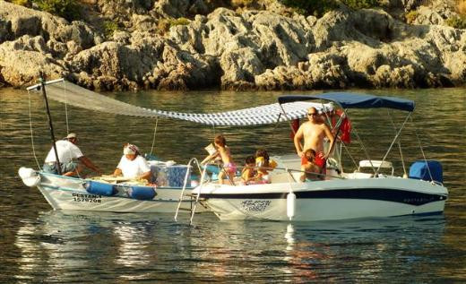 Mavi turdaki yatlara gözleme satıyor