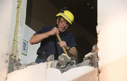 400 kiloluk adamı duvarı delip çıkardılar