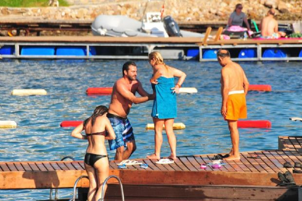 Düğüne 2 ay kala eski sevgilisiyle!