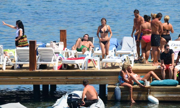 Seray Sever üstsüz güneşlendi
