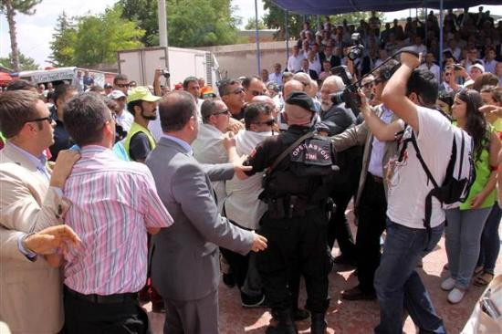 Bekir Bozdağa saldırı anı!