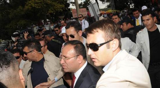 Bekir Bozdağa saldırı anı!