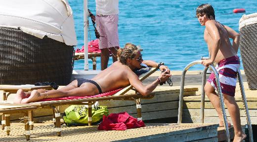 Survivorda giymedi, Bodrumda çıkardı