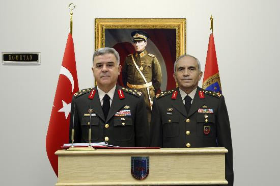 Komutanlıklarda devir teslim töreni yapıldı