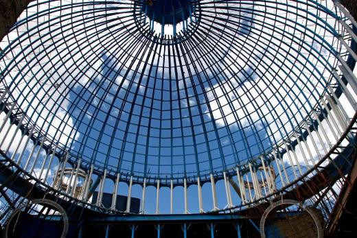 Tek başına katedral inşa ediyor