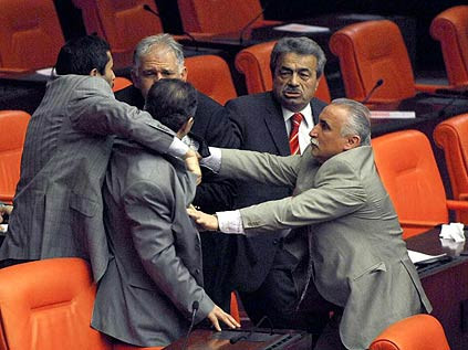 AKPliler Kamer Gençe saldırdı