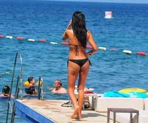 Sosyetik güzel dikkatleri üzerine çekti