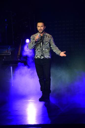 Tarkan konserlerine başladı