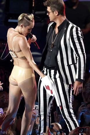 Miley Cyrustan striptiz itirafı