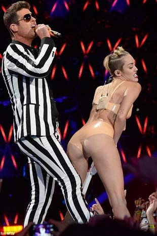 Miley Cyrustan striptiz itirafı