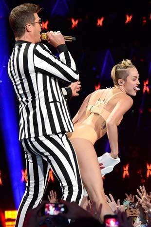 Miley Cyrustan striptiz itirafı