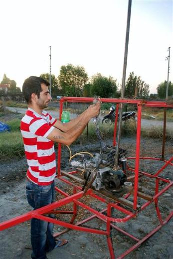 Bahçesinde helikopter yapıyor