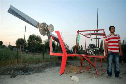 Bahçesinde helikopter yapıyor