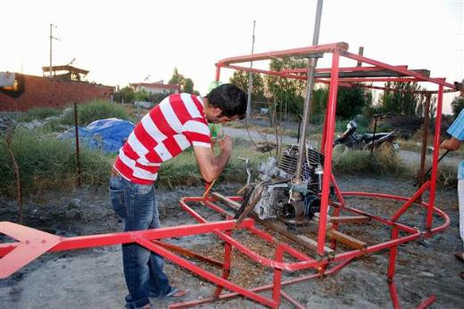 Bahçesinde helikopter yapıyor