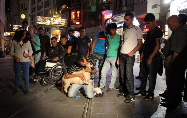 İstiklalde ilginç görüntü!