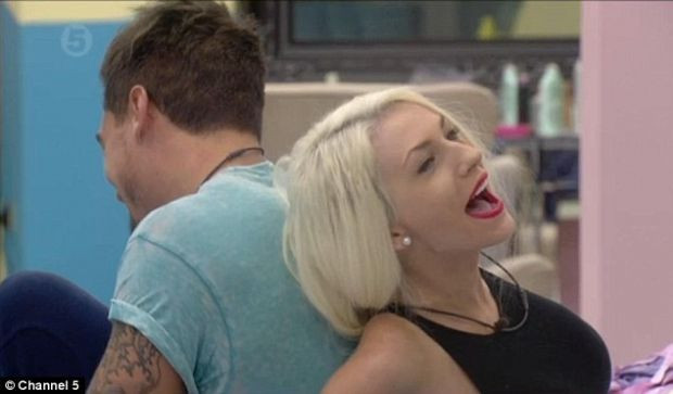 Courtney Stoddenı kelepçelediler