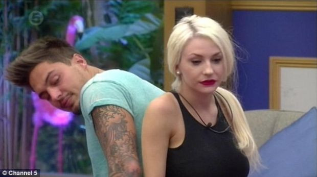 Courtney Stoddenı kelepçelediler
