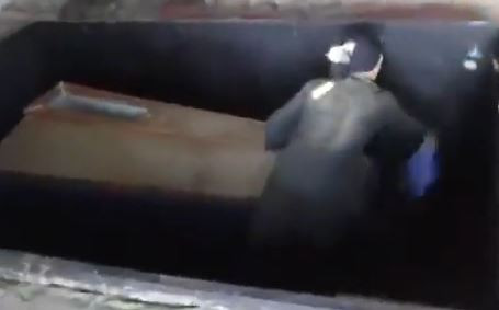 Oğlunun cesedini alkolle mumyaladı