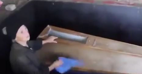Oğlunun cesedini alkolle mumyaladı