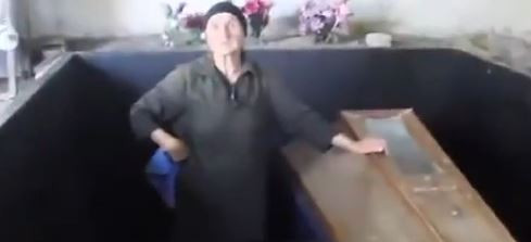 Oğlunun cesedini alkolle mumyaladı