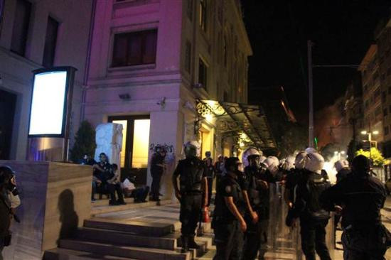 Kadıköyde opera binası revire döndü